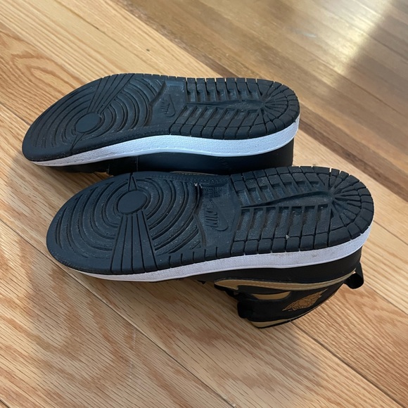 Air Jordan 1 Mid Youth 13 Black Metallic Gold - Picture 5 of 6